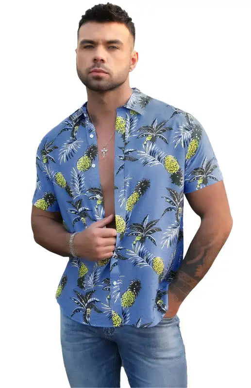 Camisa de manga corta con botones y cuello vuelto con estampado hawaiano azul cielo para hombre 