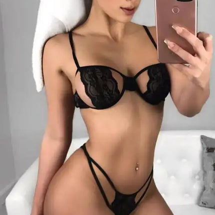 Conjunto de bralette y braguita de encaje con abertura y tirantes finos 