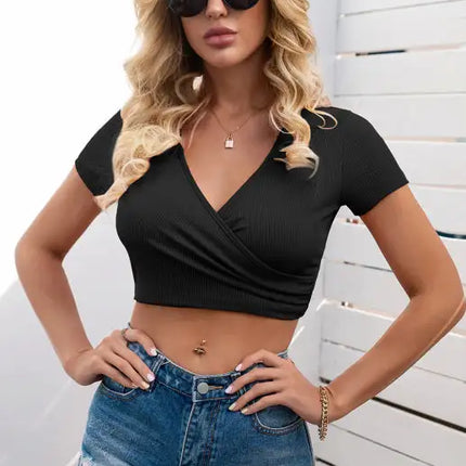 Camiseta ajustada de manga corta versátil con cuello en V cruzado en el ombligo sexy para mujer 