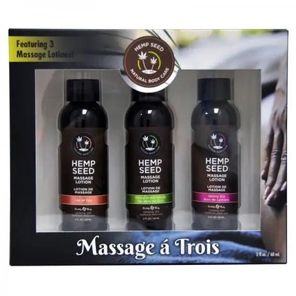 El set de regalo Earthly Body Massage A Trois incluye: 2 oz de loción de masaje Isle Of You, 2 oz de masa Skinny Dip