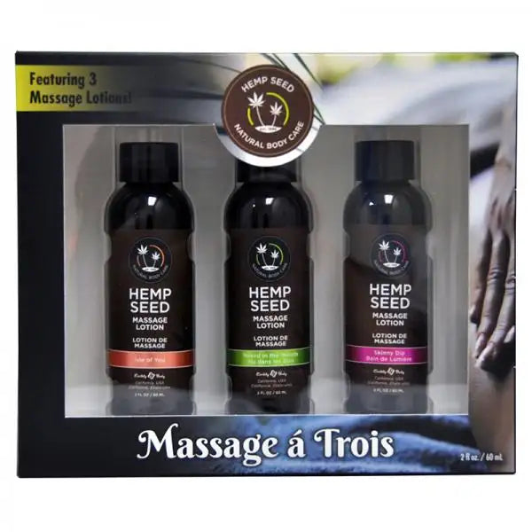 El set de regalo Earthly Body Massage A Trois incluye: 2 oz de loción de masaje Isle Of You, 2 oz de masa Skinny Dip