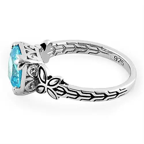 Anillo con circonita azul aguamarina con talla cojín y mariposa gemela