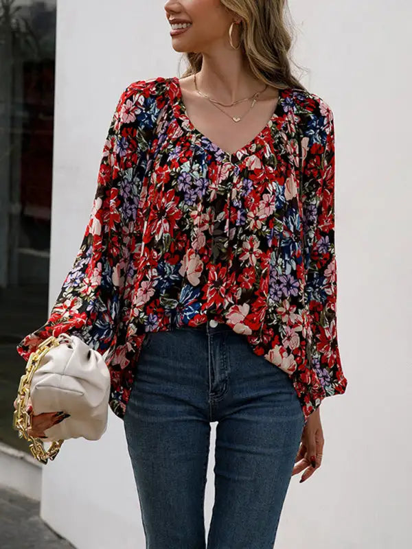 Camiseta holgada informal con cuello en V y estampado floral pequeño de manga larga 