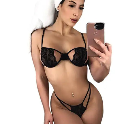 Conjunto de bralette y braguita de encaje con abertura y tirantes finos 