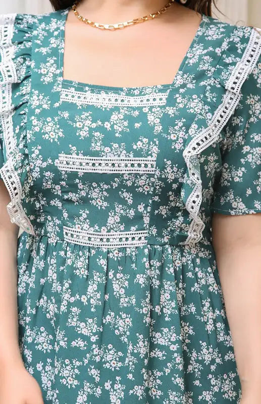 Vestido con volantes de manga corta floral de talla grande para mujer 