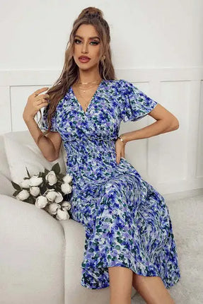 Vestido con cuello en V y mangas cortas con corte floral