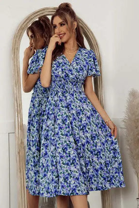 Vestido con cuello en V y mangas cortas con corte floral