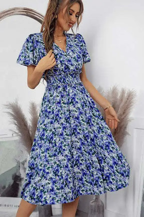 Vestido con cuello en V y mangas cortas con corte floral