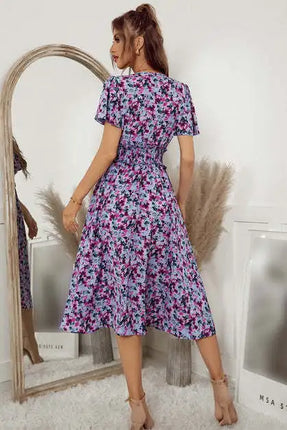 Vestido con cuello en V y mangas cortas con corte floral