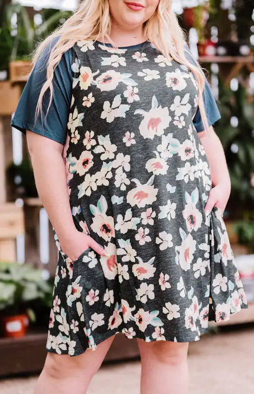 Vestido midi estilo camiseta con contraste floral de talla grande 