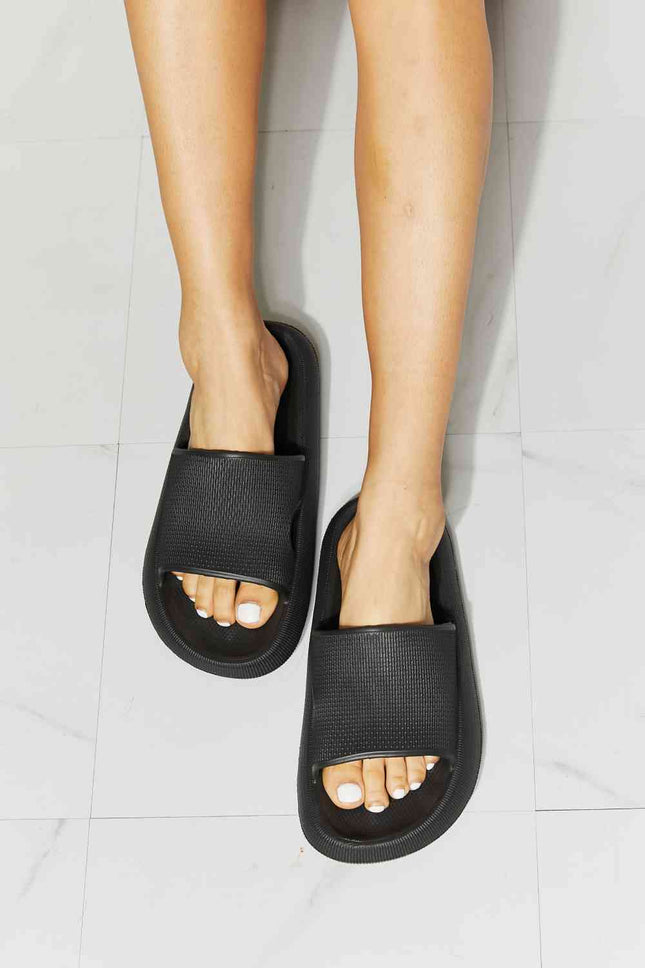 MMShoes Arms Around Me Open Toe Slide in Black