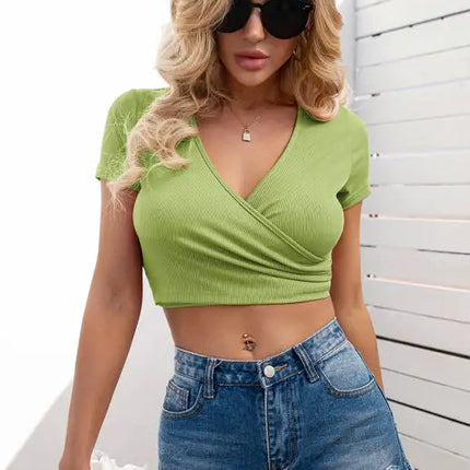 Camiseta ajustada de manga corta versátil con cuello en V cruzado en el ombligo sexy para mujer 