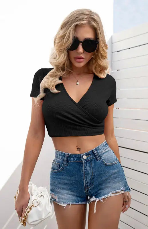 Camiseta ajustada de manga corta versátil con cuello en V cruzado en el ombligo sexy para mujer 