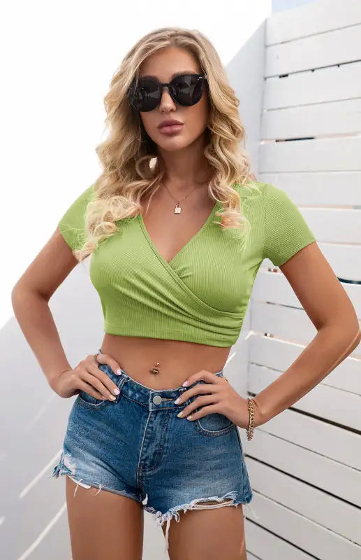 Camiseta ajustada de manga corta versátil con cuello en V cruzado en el ombligo sexy para mujer 