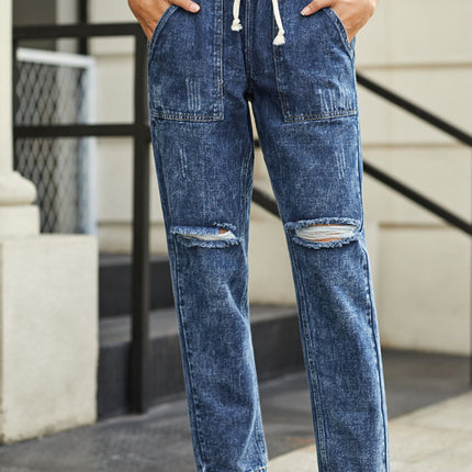 Jogger de mezclilla con bolsillos desgastados y cordón ajustable desgastado 