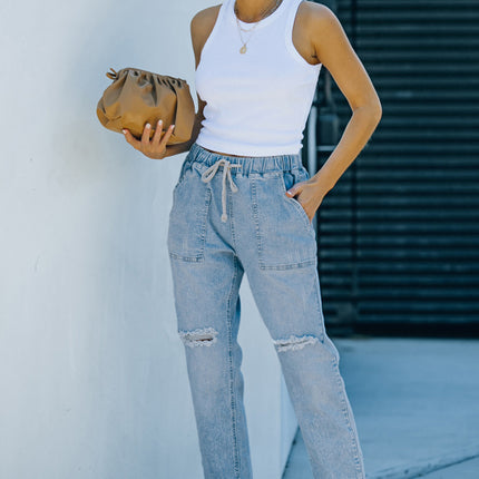 Jogger de mezclilla con bolsillos desgastados y cordón ajustable desgastado 