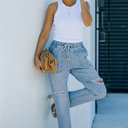 Jogger de mezclilla con bolsillos desgastados y cordón ajustable desgastado 