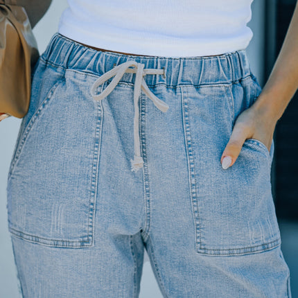 Jogger de mezclilla con bolsillos desgastados y cordón ajustable desgastado 