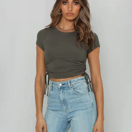 Camiseta corta con lateral fruncido de color liso para mujer 