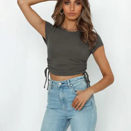 Camiseta corta con lateral fruncido de color liso para mujer 