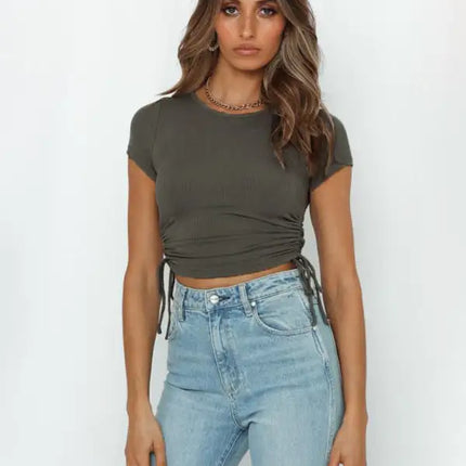 Camiseta corta con lateral fruncido de color liso para mujer 