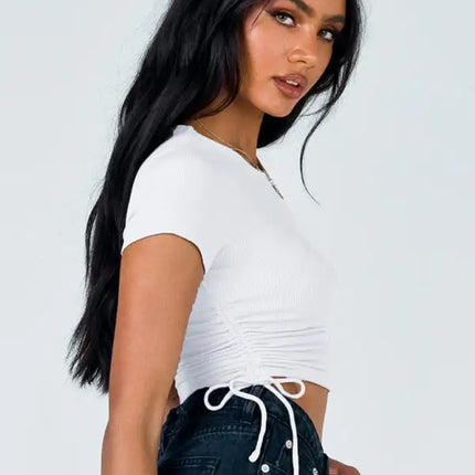 Camiseta corta con lateral fruncido de color liso para mujer 