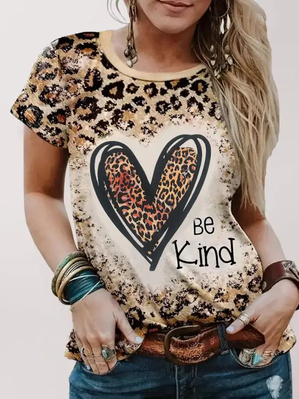 Camiseta de manga corta con estampado de corazón y estampado animal sintético con cuello redondo para mujer 