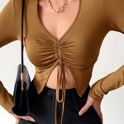 Top corto con cordón fruncido y cuello dividido de color liso para mujer 