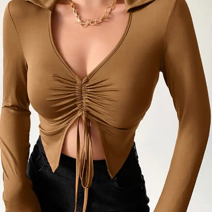 Top corto con cordón fruncido y cuello dividido de color liso para mujer 